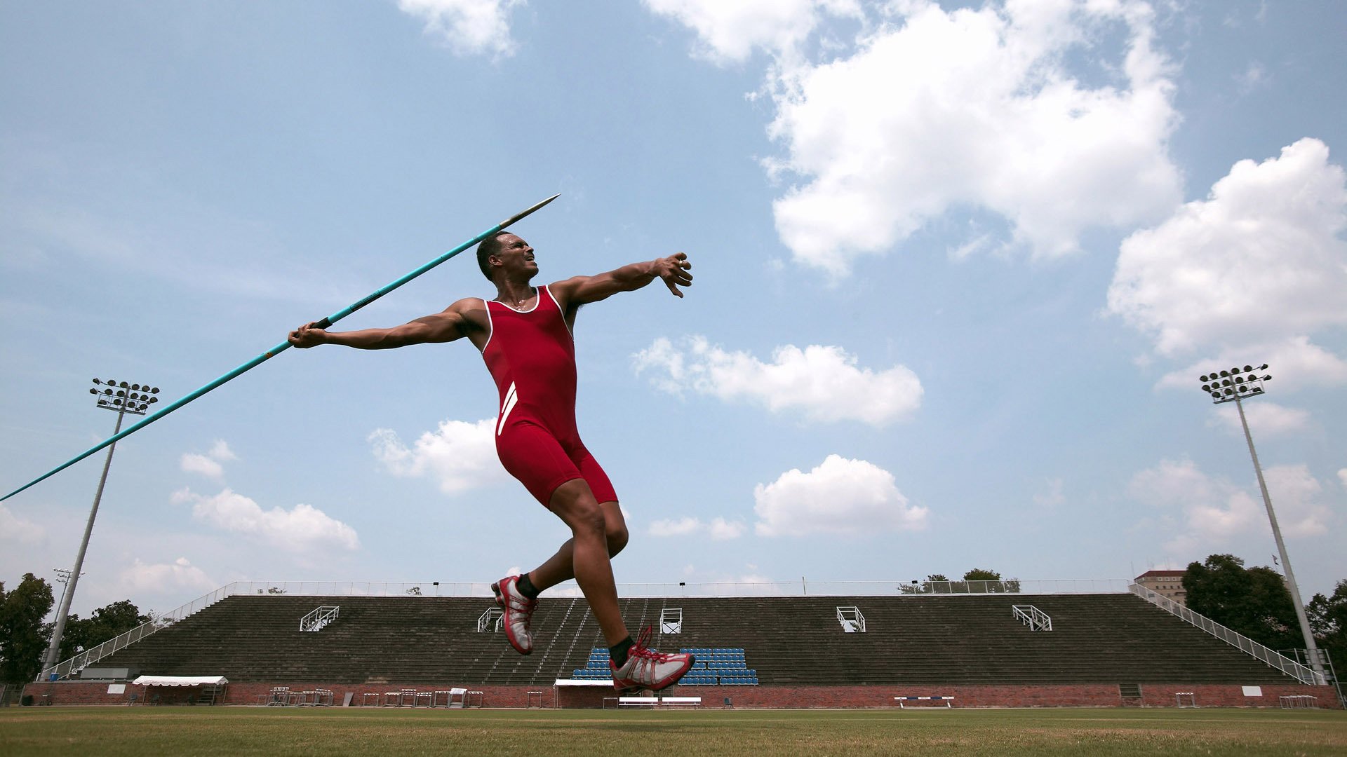 湖人新人训练中积极沟通迅速建立场上默契，湖人队的训练场